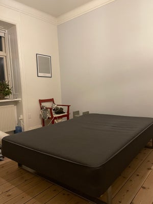 Dobbeltseng, b: 140 l: 200, Seng 140x200 kan afhentes gratis på Enghavevej, tæt på carslberg st. 

H