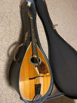 Mandola, Luigi Embergher, Købt i 1952 i Rom, i god stand, men ikke spillet på i en årrække, kom gern