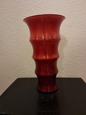 Vase, Karen Blixen Vase, Holmegård, Karen Blixen vase, Holmegaard, ca. 31 cm høj, flot rød farve, hø