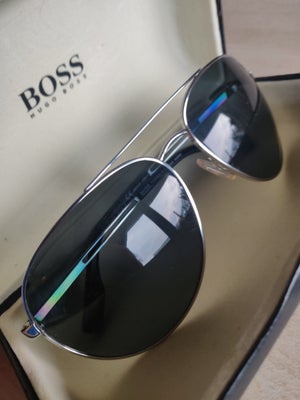 Solbriller herre, Hugo Boss, Stilrent, klassisk titanium stel med polariseret glas til at reducere r