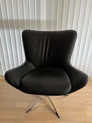 Komfortstol, tekstillæder, Sort lænestol med super behagelig siddekomfort. Står fuldstændig som ny -