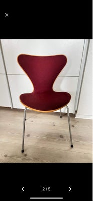Arne Jacobsen, 4 stk. Fritz Hansen ‘syver stole’ 

2 med hård ryg og 2 med semi blød ryg. 

Lidt sli