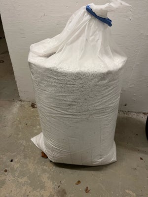 Perlite, Ca. 50L perlite. … (halvdelen af det viste på billedet, resten beholder vi). 

Vi købte for