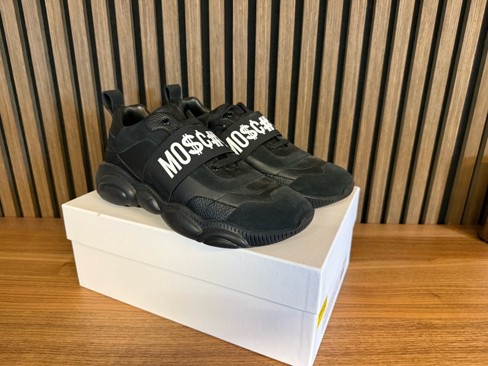 Sneakers, Moschino, str. 45