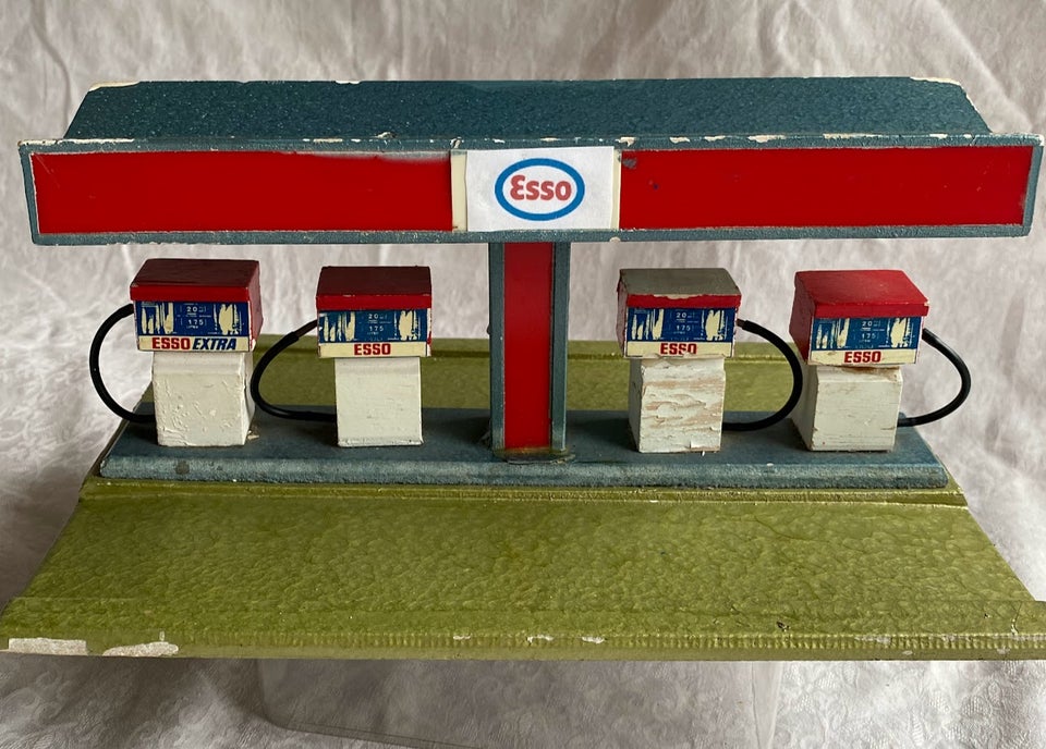 Modelbil, Bensinstander. Servicestation. Esso. Tekno