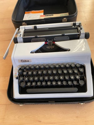 Skrivemaskine, ERIKA Skrivemaskine Model 100, ERIKA Skrivemaskine Model 100. Vintage rejseskrivemask