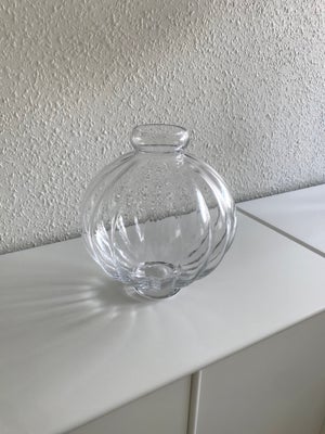 Vase, Louise Roe, Louise Roe
BALLOON VASE 01 GLASS

Størrelse: Ø: 6,5-22,5 cm x H: 25 cm
Materiale: 