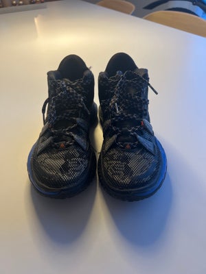 Sportssko, str. 38, Nike, drenge, Kyrie barsket sko 
Brugt få gange til indendørs