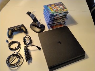 Playstation 4, SLIM, Perfekt, Stort set ubrugt PS4, med en controller, ladestation, kabler og nogle 