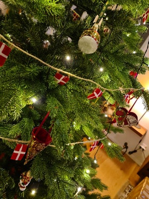 Kunstig juletræ, 
VI BETALER FRAGTEN
FLOT LYSKÆDE SENDER VI MED
Vi sælger vores flotte kunstige jule