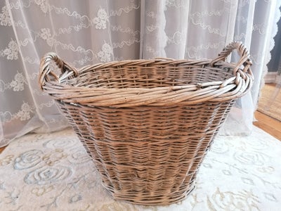 Fransk fletkurv, Antik, Fransk fletkurv med patina
Brug den til vasketøj, tæpper i stuen eller bamse