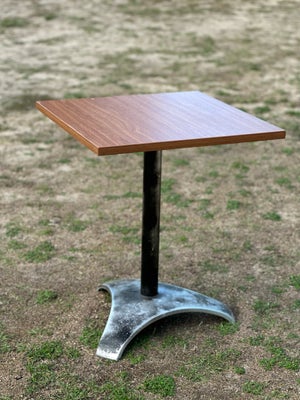 Cafébord, Gammel velholdt cafebord på jern fod og teaktræ laminere bordplade 60 x 60 71 h . 