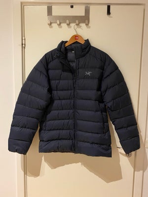 Dynejakke, str. L, Arcteryx ,  Navy blå,  Dun,  Ubrugt, Nypris 3599kr

Sælger min Arc'teryx Thorium 