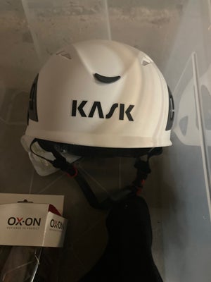 Kask sikkerhedshjelm med hue og høreværn, Helt nyt,aldrig brugt.