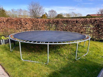 Trampolin, Ø427 cm, To år gammel med sikringskit. 

Du skal selv skille trampolinen ved afhentning. 