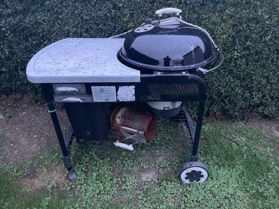Kuglegrill, Weber, Kuglegrill med sidebord. En rustplet på låg. Se billeder
