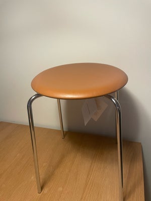 Arne Jacobsen, Dot, Skammel, Dot™ skamlen er en smuk, enkel siddeplads, der både kan bruges i det da