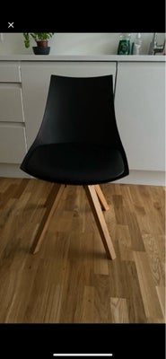 Spisebordsstol, JYSK, 1 stk. sort stol med træben. 
Sender ikke.
Sælges til 50 kr.