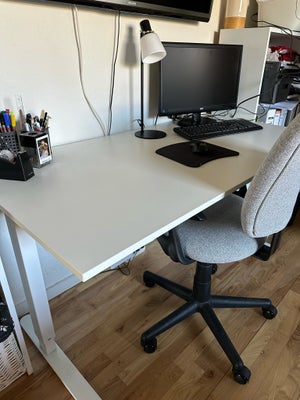 Skrivebord, - Super fint hæve sænkebord fra jysk
- Fremstår i særdeles god stand 
- Mål 140 x 70 cm
