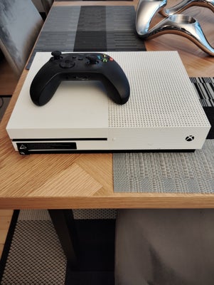Xbox One, God, Konsol med controller sælges. Strømstikket haves ikke. Men den fungere som den skal.