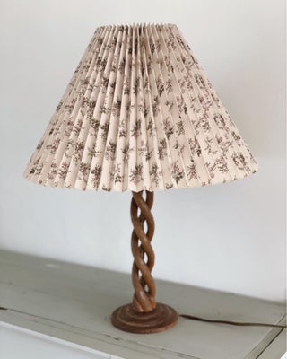 Anden bordlampe, Vintage, Fineste bordlampe i snoet træ & med yndig plisseret skærm 

Lampen & skærm