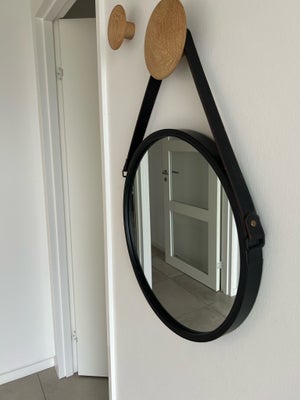 Vægspejl, Super flot spejl med læderrem.

Diameter 40 cm. 
