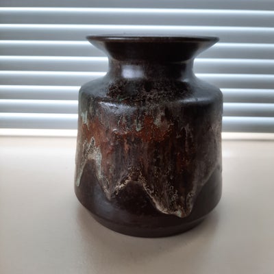 Keramik vase, Judi Kunst, Retro keramik vase fremstillet af Judi Kunst.
En meget dekorativ vase, på 