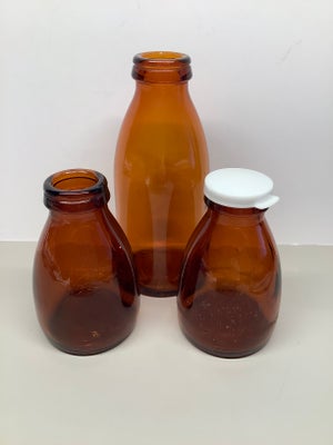 Glas, Mælkeflasker, 3 stk gamle brune mælkeflasker fra 60-erne:

2 stk 1/4 l, højde: 12,5 cm - diame