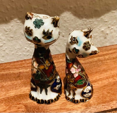 Cloisonne katte, 2 søde closionne katte .
Den største er 6 cm og den lille 5 cm
Fine og i orden 
Kan