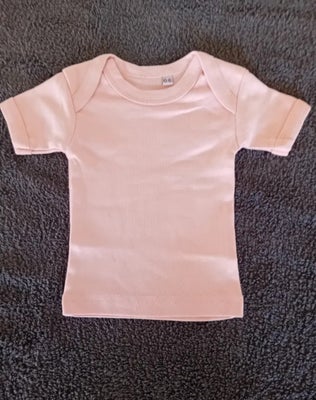 Bluse, /T-shirt, ., str. 50, Helt ny. 
Sart rosa-rød kortærmet T-shirt 25 kr.
Størrelsen hedder 0-6 