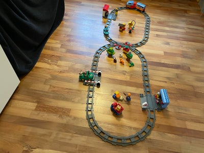 Lego Duplo, Togbane med batteridrevet lokomotiv og passagervogn. Lokomotivet siger almindelige tøf t