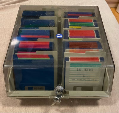 350 Amiga-disketter, Amiga, 350 Amiga-disketter med diverse spil, programmer og demoer. 

Diskene be