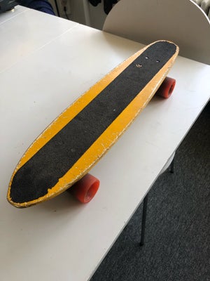 Skateboard, Ukendt, str. 60x14 cm., Sælger mit gamle skateboard med tilhørende taske , købt i London