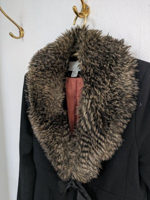 Frakke, str. 36, H & M,  Sort,  Uld og polyester,  Næsten som ny, Flot feminin sort frakke med pelsk