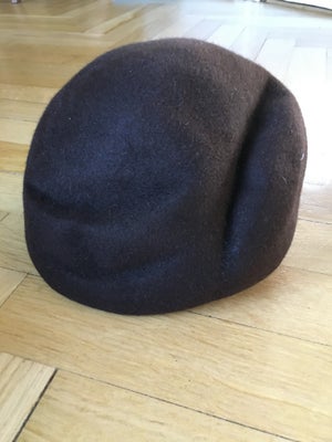 Hat, Ukendt (vintage), str. M,  Uldfilt, Mørkebrun vintagehat i uldfilt.
Sandsynligvis fra 1950'erne