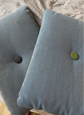 Puder, Hay, 2stk Blå Hay puder med grå og grøn knap på hver sin side.