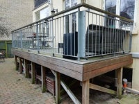 Træ terrasse +galvaniserede gelænder