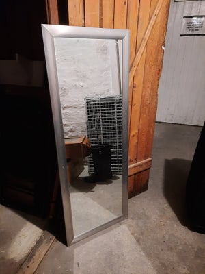Vægspejl, b: 50 h: 130, Helkrops spejl med målene 130x50 cm med sølvfarvet kant.
Ideelt til ophæng p