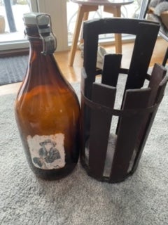 Flasker, GAMMEL Øl / MOST  STOR 5 LITER FLASKE MED STATIV, En  stor brun flaske i træstativ fra uken