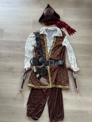 Pirat kostume udklædning, Bliv klar til karneval 2024 med dette Piratkostume All Inclusive!

Et pira