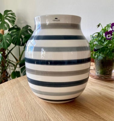 Vase, Vase, Kähler HAK Omaggio, Ældre limited edition vase, hvid med blå / grå striber.

20 cm høj.
