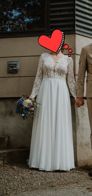 Brudekjole, Næsten som ny, Elegant og behagelig brudekjole fra Panayotis' 2023 kollektion. Kjolen er