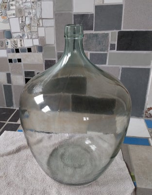 Vinballon, Glas, 30 liter Vinballon til at lave vin. Højde 52 cm, brede 38.
Hvis du vil have den Kon