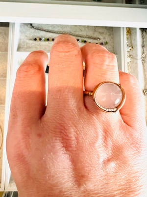 Ring, guld, Ole Lynggaard, LOTUS RING 3

18k rødguld og rosaguld med rosakvarts og diamanter 0,05 ct