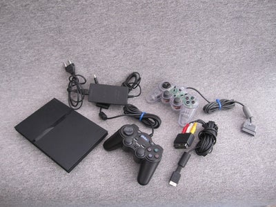 Playstation 2, SCPH-70006 SORT (spillesæt), Perfekt, 
- 1 Konsol,
- 2 Joystick,
- Strømforsyning,
- 
