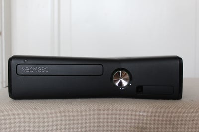 Xbox 360 Slim, God, Xbox 360 Slim Black med originale kabler med Kinect- brugt og fungerer