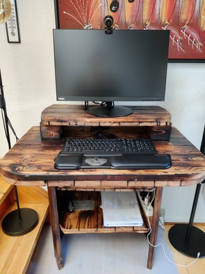 Computerbord, Computerbord lavet af kabeltromle, slebet, brændt, behandlet med træbeskyttelse og lak