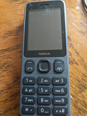 Nokia 105, Rimelig, Vi sælger denne retro telefon. Der er lygte på bagsiden af telefonen. God til at