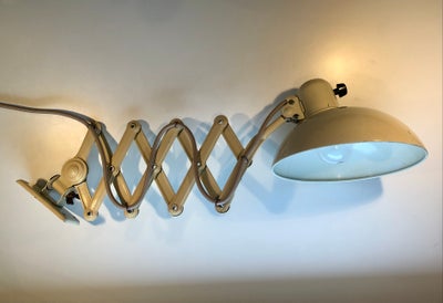 Christian Dell, 6718 / 122, væglampe, Original Bauhaus sakselampe i hvidmalet metal. Designet i 1930