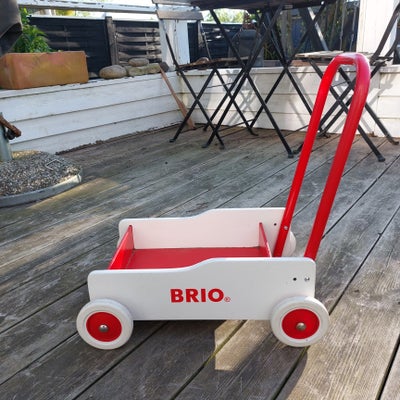 Brio Gåvogn, Farve: Rød & Hvid
Stand: God

BRIO gåvogn er perfekt til at støtte barnet, når de først